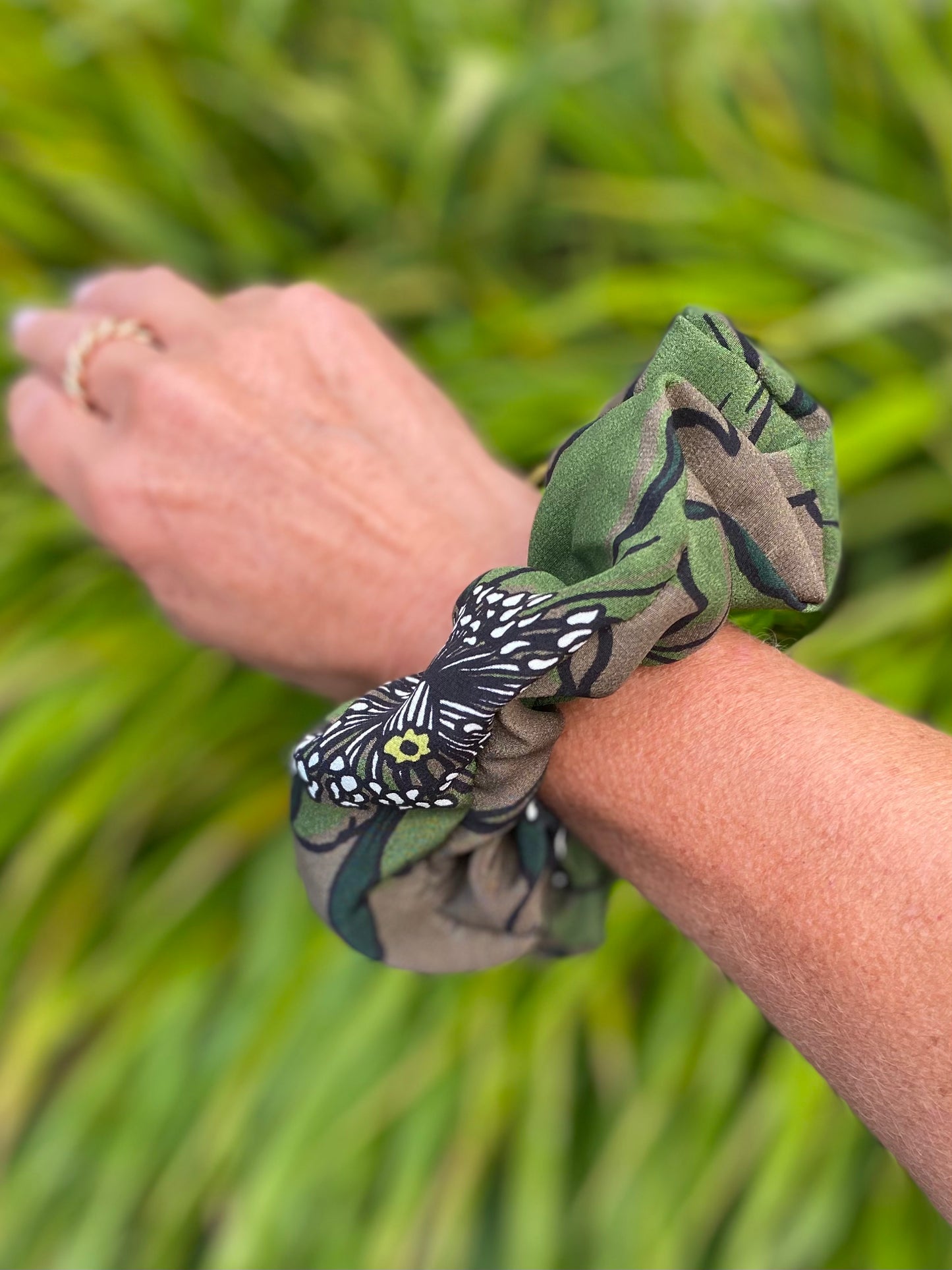 Sumptuous silk scrunchie in green and khaki - slim
