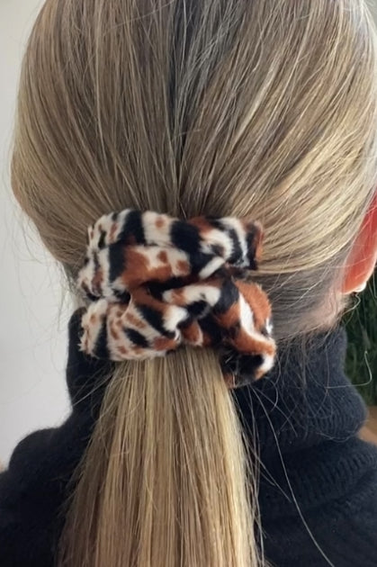 Soft and fluffy faux fur leopard scrunchie - slim