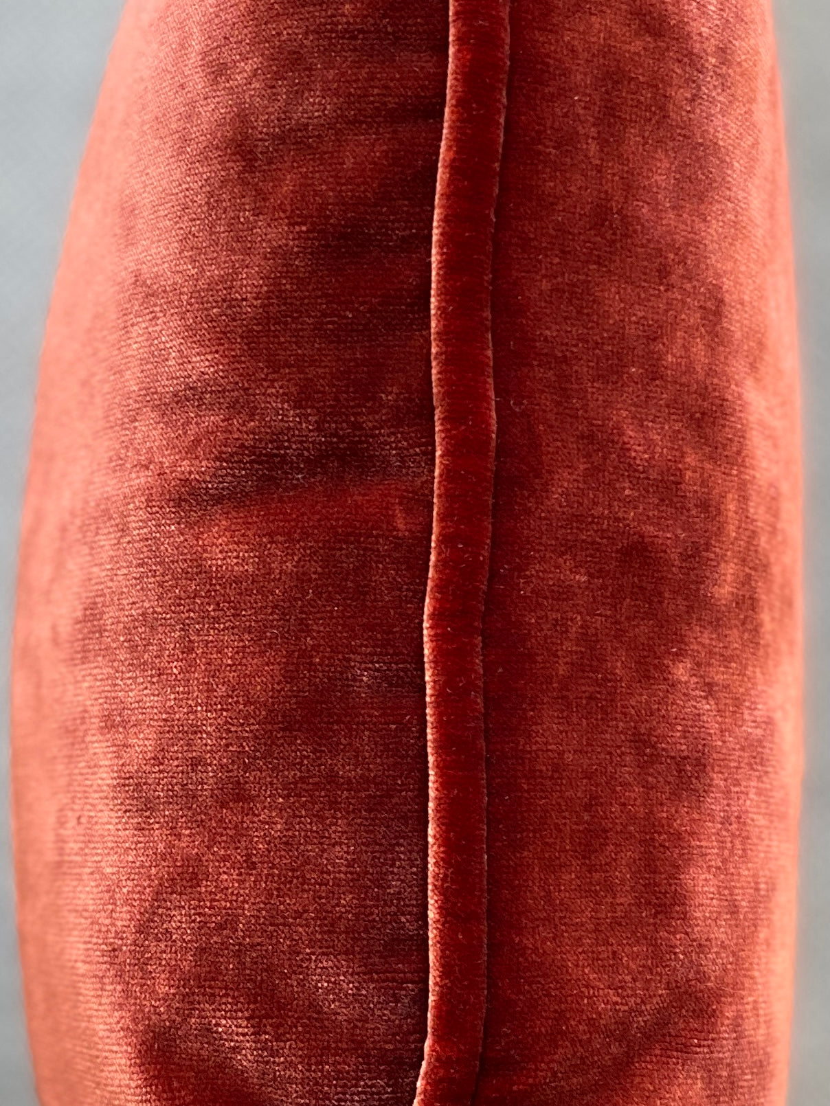 Close up of the chestnut velvet piping on the cushion